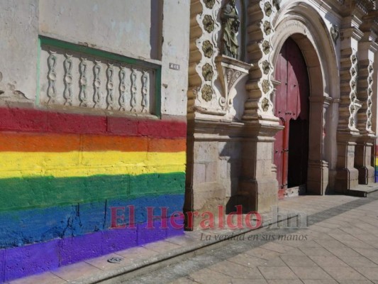FOTOS: Pintada con la bandera LGTBI amanece iglesia Los Dolores &nbsp;&nbsp;