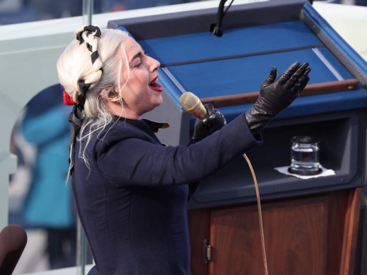 Imponente, así lució Lady Gaga al interpretar el himno de EEUU en toma de posesión de Biden