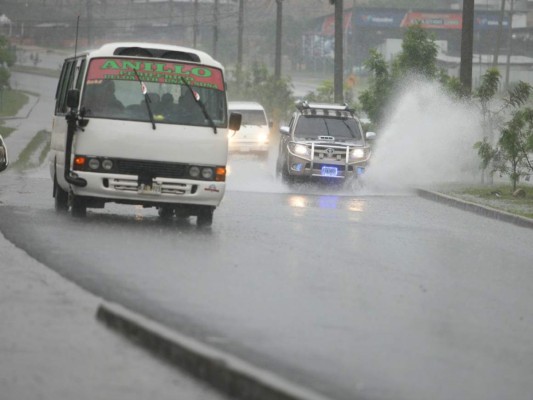 Lluvias generan daños menores en la capital