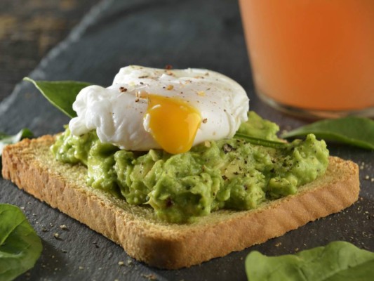 Pan tostado con aguacate y huevo