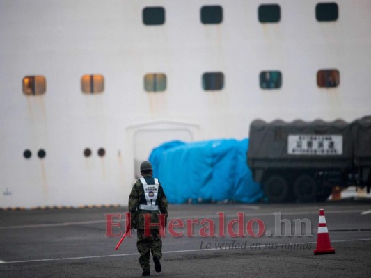 FOTOS: Así fue la evacuación de los estadounidenses confinados en crucero por coronavirus