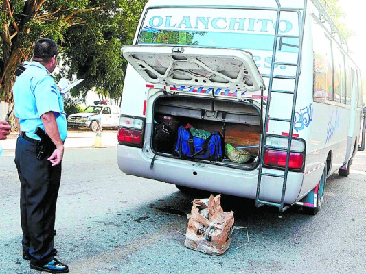Decomisan droga que iba en un autobús