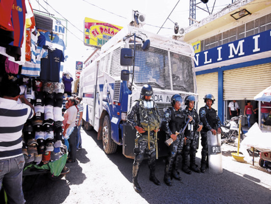 Zafarrancho entre policías y vendedores