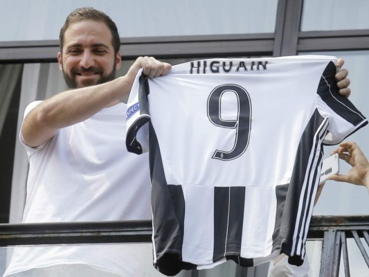 Presidente del Nápoles habla de 'traición' de Higuaín al fichar por la Juve
