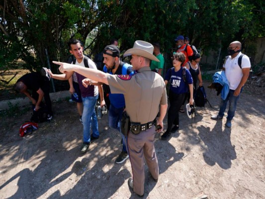 Jueza prohíbe a Texas detener autos con migrantes a bordo