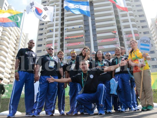 Delegación hondureña presente en izado de la Bandera Nacional en el Parque Olímpico