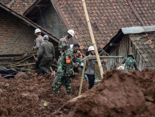 Once muertos y varios desaparecidos en dos derrumbes en Indonesia