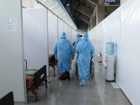 FOTOS: Así fue traslado de pacientes con Covid-19 al polideportivo de la UNAH