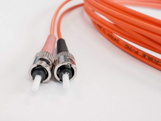 Bolivia inaugura su propia conexión a red de fibra óptica