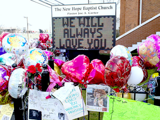 Grandes estrellas despiden a Whitney en funeral privado