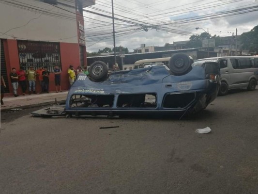 Un busito volcado y varios heridos: Las fotos del aparatoso accidente en SPS