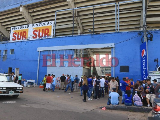 FOTOS: Aficionados de Motagua comienzan a pintar de azul el Estadio Nacional