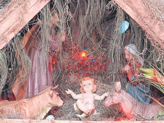 Capitalinos rememoran la llegada del Niño Jesús con los nacimientos