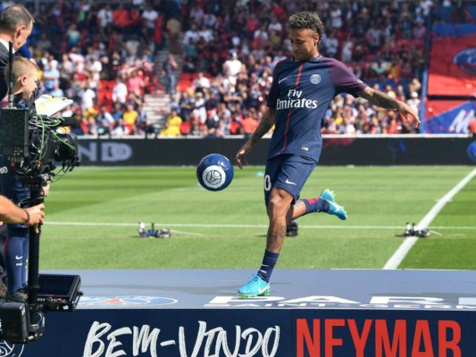 'Vine aquí por un gran reto. ¡París es mágico!', dice Neymar en el Parque de los Príncipes