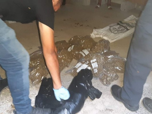 Decomisan en Roatán supuesta marihuana procedente de Guanaja