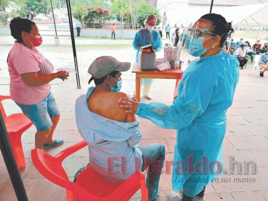 Inicia vacunación anticovid para ancianos en la capital