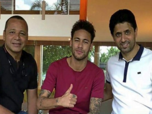 Neymar junto a su papá (izquierda) y al presidente del PSG, Al-Khelaifi (derecha). (Foto: Redes)