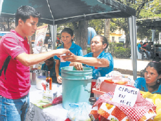 Realizan feria gastronómica al final de las fiestas patrias
