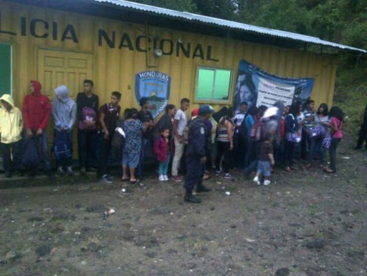 Detienen a 25 hondureños y 8 salvadoreños en punto fronterizo