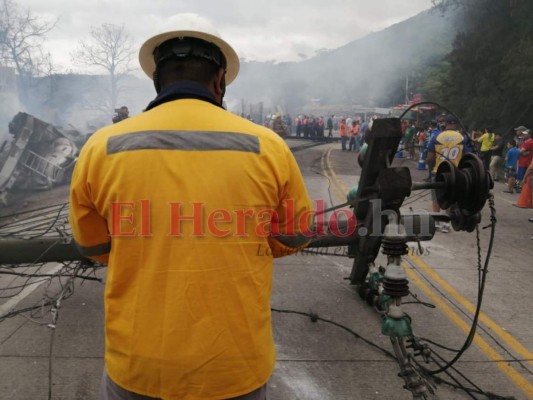 FOTOS: Accidente de rastra deja sin electricidad gran parte de zona sur de Honduras