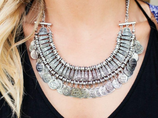 Aprende a escoger el collar perfecto para cada tipo de escote