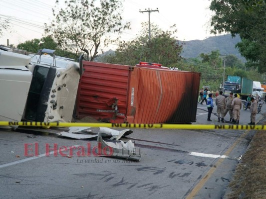 La trágica escena del motociclista aplastado por un contenedor en Choloma