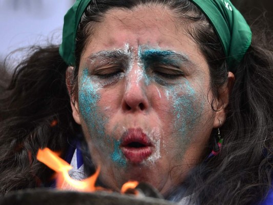 FOTOS: Con quema de monigotes, hondureñas celebran día contra la violencia hacia la mujer