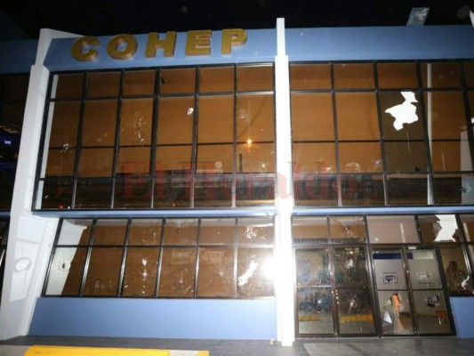 'Sellan' con lámina de zinc edificios destrozados por manifestantes de la Alianza de Oposición