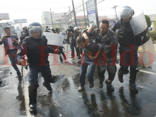 FOTOS: Así fueron los disturbios entre los copines y Policía Militar