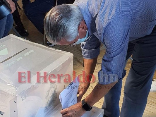 'Me ha impresionado 'Papi a la orden', dice Ricardo Maduro al votar en la capital