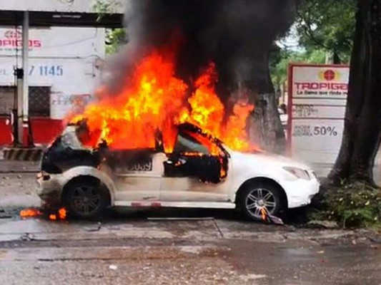 Tres personas resultan con quemaduras al incendiarse taxi en San Pedro Sula
