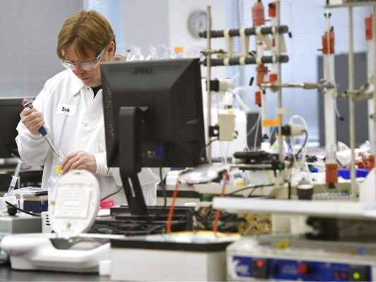 Voluntario recibe primera dosis experimental contra el coronavirus &nbsp;&nbsp;