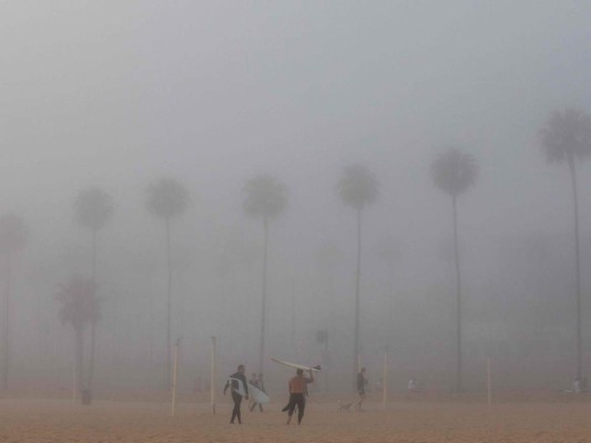 Retando al coronavirus, miles de personas abarrotaron playas de California (FOTOS)