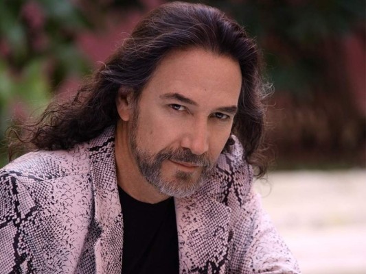 Marco Antonio Solís revuelve las redes sociales con polémico mensaje navideño