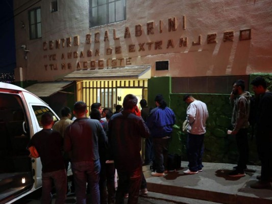 FOTOS: Hacinamiento, hambre e indiferencia sufren los migrantes hondureños en Tijuana