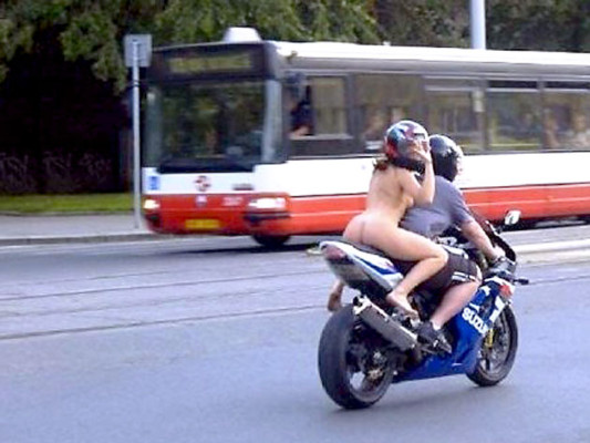 Motociclista desnuda