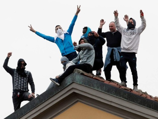 Presos en Italia protestan restricciones por coronavirus  