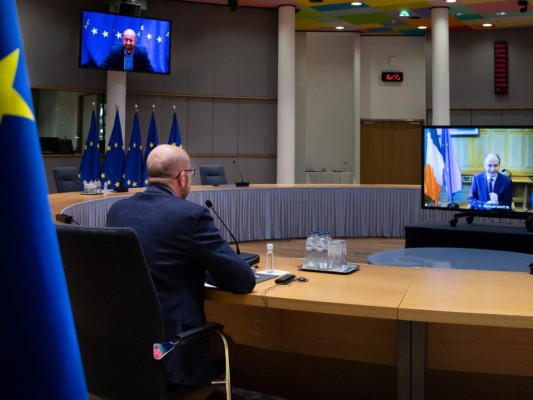 El presidente del Consejo Europeo, Charles Michel, habla con el primer ministro irlandés Micheal Martin, en pantalla a la derecha, por videoconferencia en la sede del consejo, Bruselas, sobre la inmunización mundial. (AP Foto/Olivier Matthys, Pool)