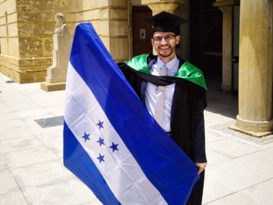 Hondureño se gradúa con honores de maestría en prestigiosa universidad de Australia