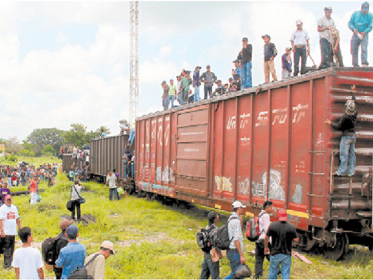Hondureños varados siguieron ruta a EUA en bus, aventón y a pie