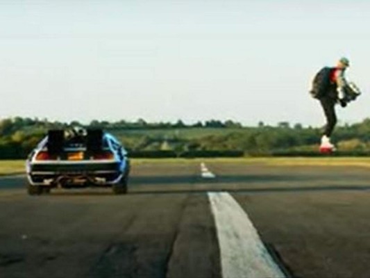 Joven voló en patineta y recreó escena de 'Volver al futuro II'