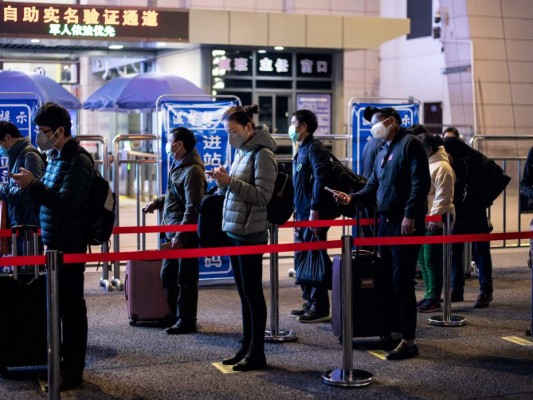 FOTOS: Miles de pasajeros abandonan Wuhan tras el fin del confinamiento