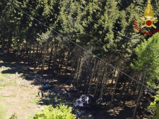 Tragedia en Italia: 14 muertos al estrellarse teleférico
