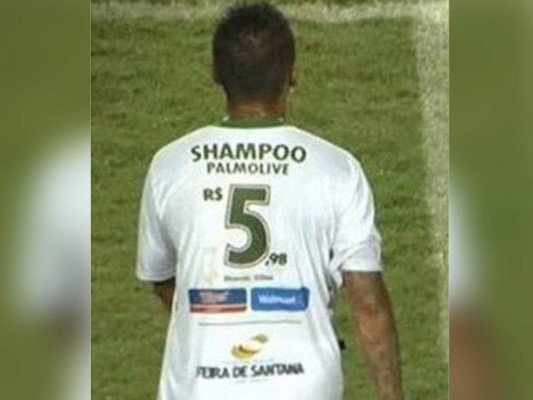 Insólita forma en la que un equipo de fútbol promociona ofertas de supermercado