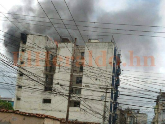 Incendio se desata en edificio de barrio Los Dolores