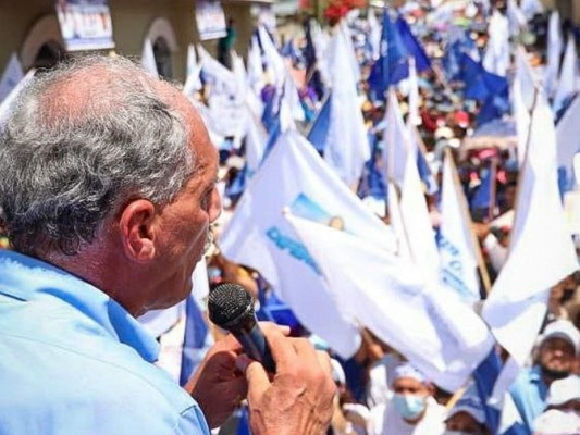 'El que no trabaje a la par mía… ¡Corte de chaleco!”, advierte Tito Asfura