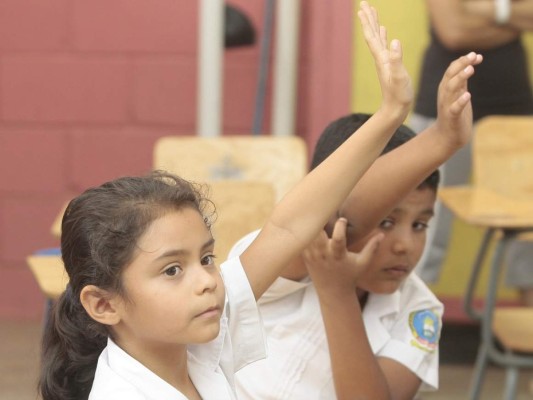 Estudiantes de la Miguel Andonie Fernández aprenden sobre los clubes ambientales&nbsp;&nbsp;