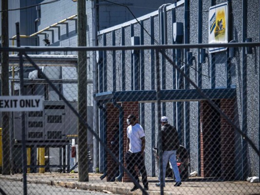 Inmigrantes empujados a hacer funcionar mataderos de pollos en EEUU