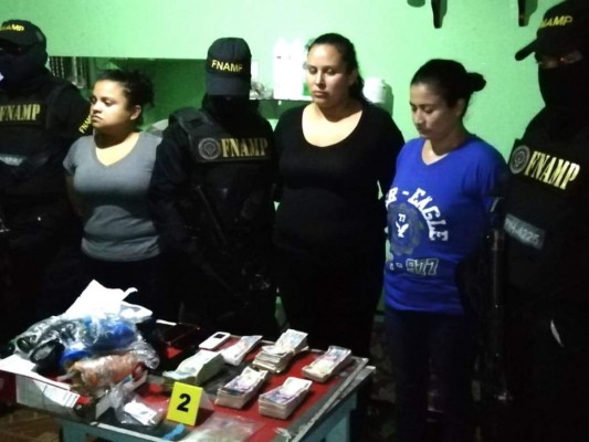 Dinero, droga y listado de víctimas hallan a mujeres de la Mara Salvatrucha