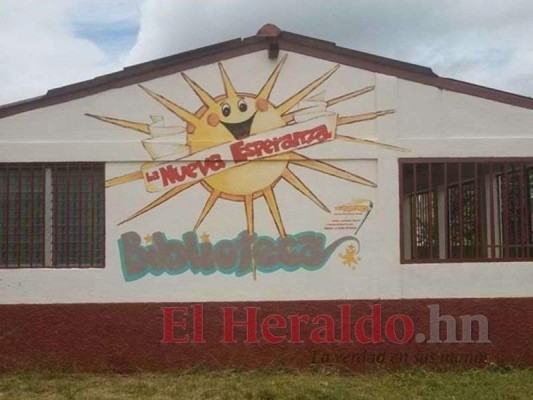Un sonriente astro cautiva desde las afueras y dentro del recinto educativo en Guaimaca. Foto: El Heraldo